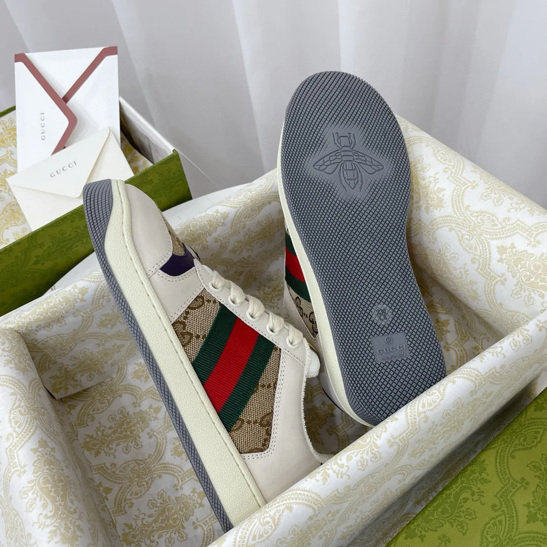 Ex-factory price: 540💰 GUCCI Gucci's newly upgraded back cover lining, top-notch old dirty shoes, classic casual sports shoes for couples, retro sneakers and old G family dirty shoes, updated at the counter simultaneously! ①The shoe upper has the same water-based edge coating process as the original version⚠️The ordinary oil edges on the market have a strong glue feel and are easy to fall off! Grade A first-layer nubuck leather (with pores)/matching computer embroidered double G cloth, high-density terry velvet lining. ② A PVC transparent small round mark sealing line is added to the details of the midsole. The mold is opened six times and the jewelry craftsmanship is used to customize the two-color double G buckle, striving to be the same as the original version. A pair of buttons is more than three times more expensive than ordinary buckles on the market. ③An old two-color washable label, the chip is placed on the outer waist of the right foot, the entire shoe is completely hollowed out with rubber technology, TUP material (rubber to distinguish the market) with the latest green packaging from the counter, 3D printed handbag, and a pair of shoelaces. There is no pressure when entering and exiting the counter. You can buy a 1:1 accurate replica of the original version and modify and upgrade it repeatedly. The details are perfectly restored, the materials are all customized, and they are truly top-notch. Please look at the details clearly to identify the quality. Upper: First-layer frosted cowhide/embroidered double G cloth. Lining: original high-density velvet lining. Foot pads: original pearlescent sheepskin. Outsole: private molded vacuum TPU material. Packaging: original top-grade full set packaging at the counter. Shoe size: women's size 35-40, men's size 39-44 (men's size 38, 45🉑️customized, non-returnable)